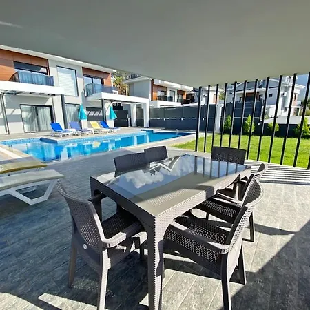 Nokta Park I 4+1 Villa, Oezel Havuzlu 빌라